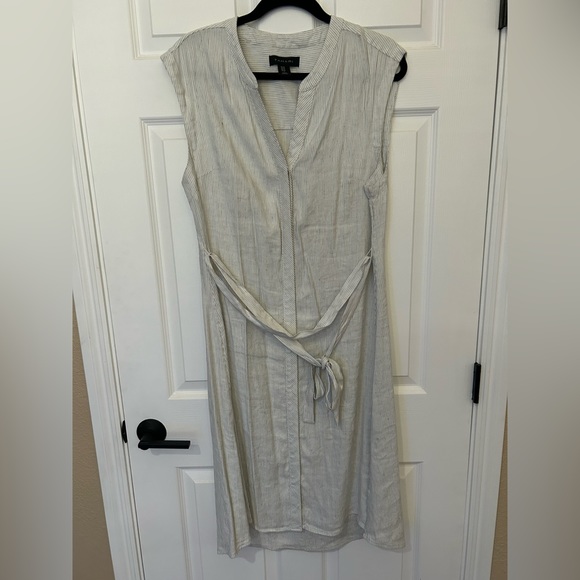 Tahari Dresses & Skirts - EUC Tahari Linen Blend Button Down White Black Sleeveless Dress. Size 14